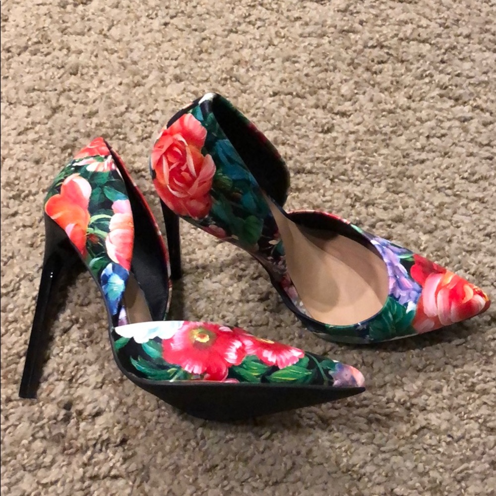 NEVER WORN Gorgeous just fab flowered heels!